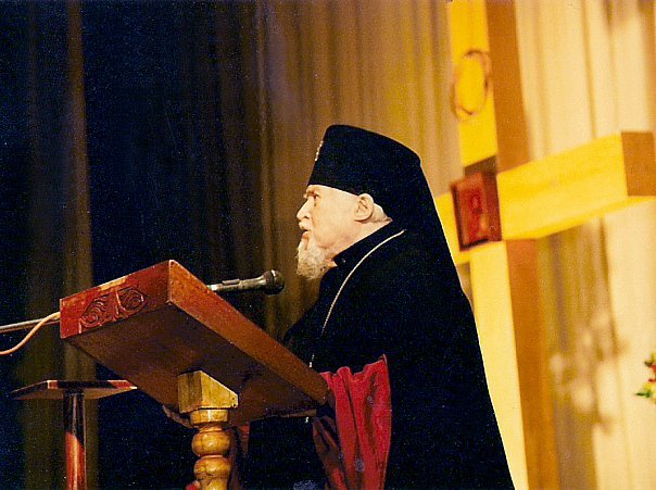 Архиепископ Михаил на богослужении в ЕРЦ.jpg