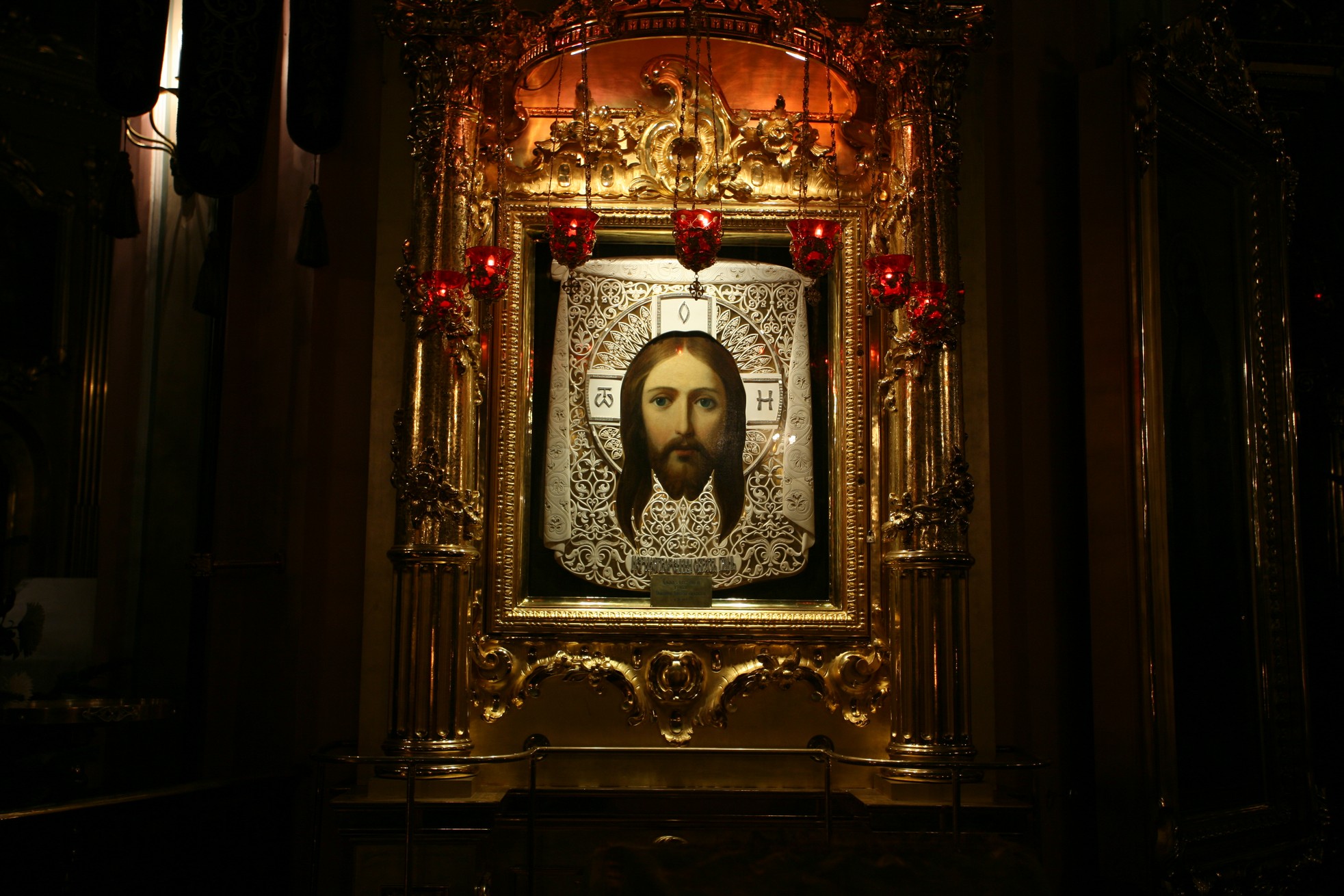 икона христа в храме
