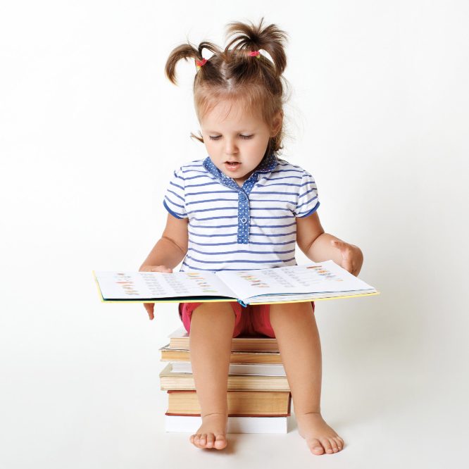 Знакомим ребенка с книгами