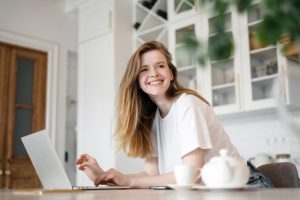 Почему так трудно сидеть с ребенком. Совместить работу и воспитание ребенка: теперь возможно Женщина за компьютером