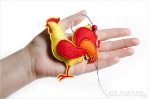 Новогодние ёлочные игрушки своими руками podveska petushok iz fetra - Новогодние ёлочные игрушки своими руками