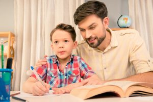 Обучаем мальчика в начальной школе. Пособие для родителей Отец с сыном