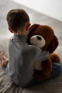 Мальчик с игрушкой