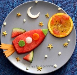 delaem raketu 300x292 - "Вкусные картины" из овощей и фруктов: съедобно, полезно и увлекательно!