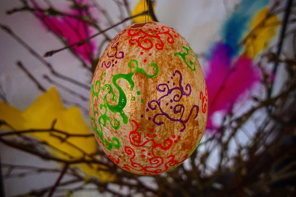 Поделки к Пасхе close up easter egg hanging from string - Поделки к Пасхе
