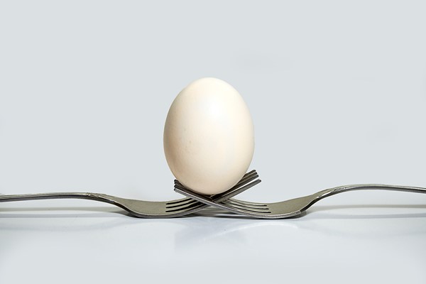 Поделки к Пасхе close up egg tangled forks against white background - Поделки к Пасхе