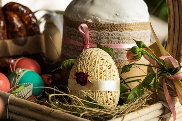 Поделки к Пасхе close up of food and easter eggs in basket - Поделки к Пасхе