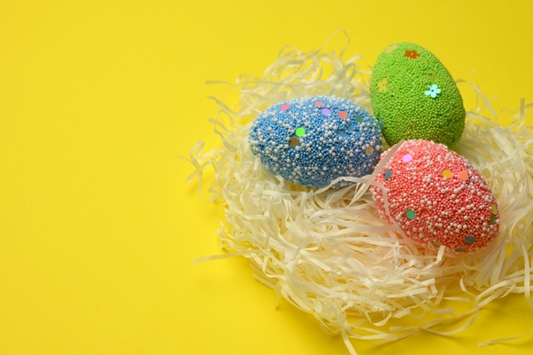 Поделки к Пасхе decorative easter eggs in a nest made of cut white paper on a yellow background - Поделки к Пасхе