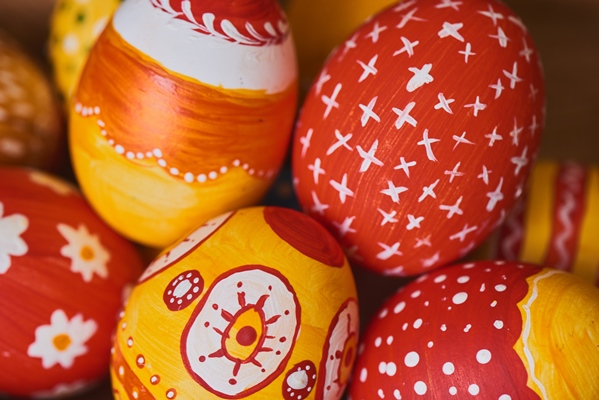 Поделки к Пасхе easter eggs hand painted wooden background 1 - Поделки к Пасхе