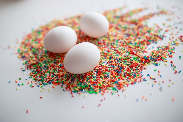 Поделки к Пасхе easter eggs white wooden table flowers candies around - Поделки к Пасхе