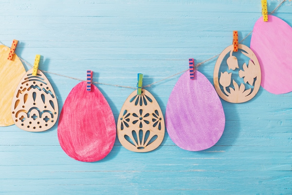 Поделки к Пасхе easter paper eggs wooden background - Поделки к Пасхе