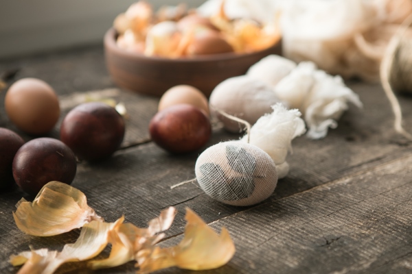 Поделки к Пасхе eco decor easter eggs boiled in onions peels - Поделки к Пасхе