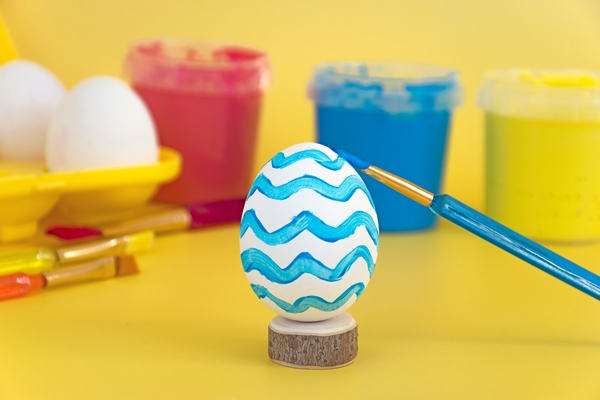 Поделки к Пасхе egg painted blue waves with eggs yellow egg tray - Поделки к Пасхе