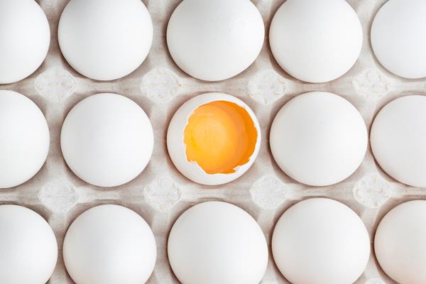 Поделки к Пасхе eggs formwork with one cracked - Поделки к Пасхе
