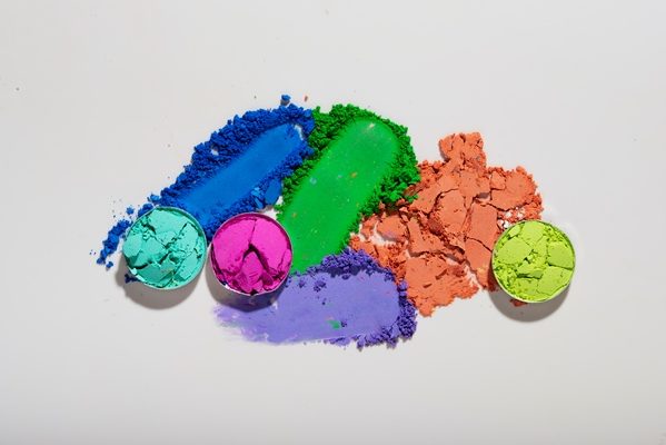 Поделки к Пасхе flat lay colorful eyeshadow white background rotated - Поделки к Пасхе