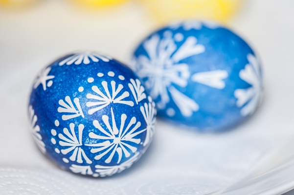 Поделки к Пасхе hand painted blue easter egg white paper napkin homemade - Поделки к Пасхе