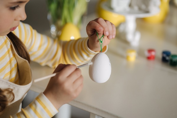 Поделки к Пасхе macro photo little girl growing easter eggs kitchen - Поделки к Пасхе
