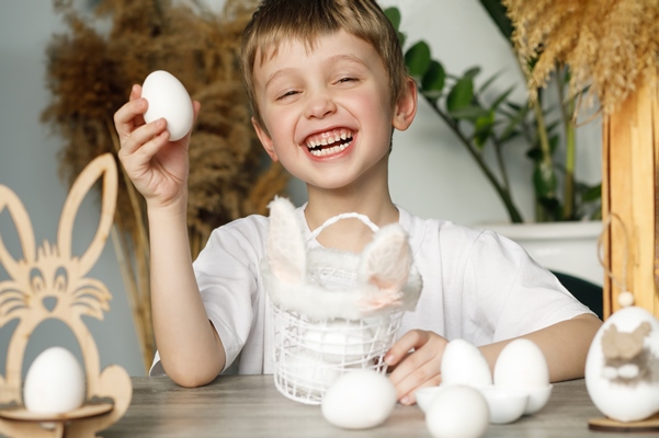 Поделки к Пасхе smiling child holds white eggs easter basket form rabbit ears his hands sy - Поделки к Пасхе
