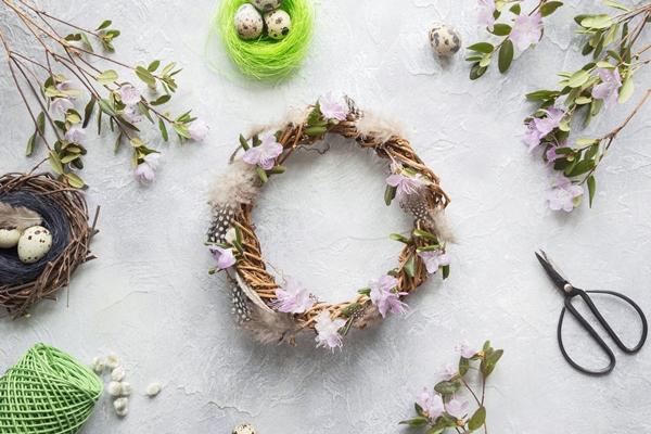 Поделки к Пасхе spring wreath with flowers creative flat lay view from - Поделки к Пасхе