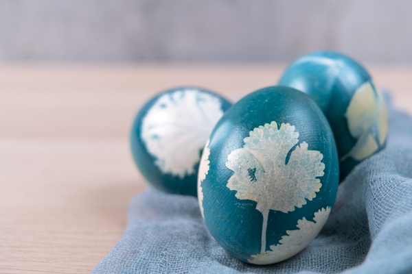 Поделки к Пасхе three organic blue easter eggs standing wooden table - Поделки к Пасхе