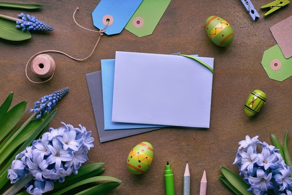 Поделки к Пасхе top view paper cards with copy space blue hyacinth flowers easter eggs dark background - Поделки к Пасхе