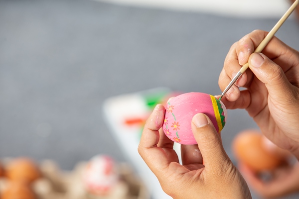 Поделки к Пасхе young are helping prepare eggs easter - Поделки к Пасхе