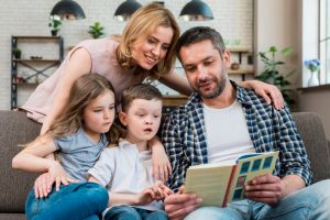 Семья читает книгу