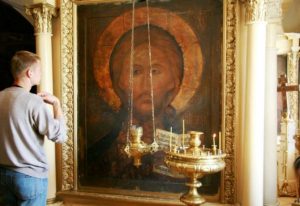 svyashh Andrei Bliznyuk 1 700x481 - Как привести родителей к вере?