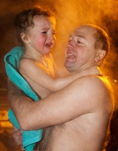 Крещенские ныряния: удаль с риском для ребенка? Купания