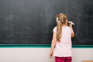 Пять развивающих литературных игр для детей Девочка пишет на доске