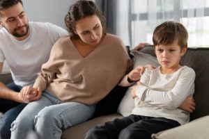 Возраст для совести: как не воспитать ложное чувство вины Родители разговаривают с ребенком