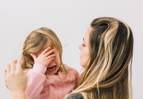woman consoling her crying little daughter e1706178730340 - У ребёнка истерика? Спасаем его и маму