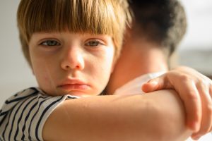 Особенности и проблемы приёмных детей. Беседа священника и психолога close up kid hugging his father - Особенности и проблемы приёмных детей. Беседа священника и психолога
