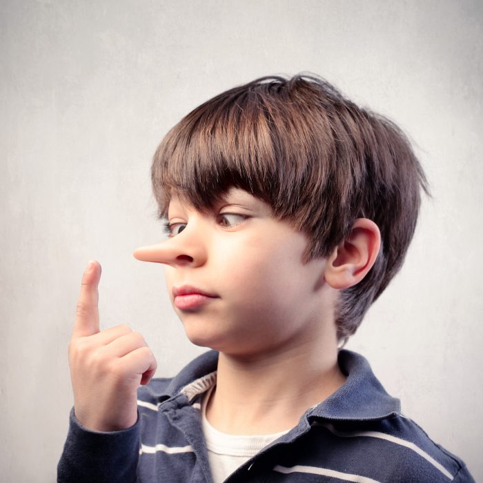 Ребёнок снова врёт: как реагировать и что делать?