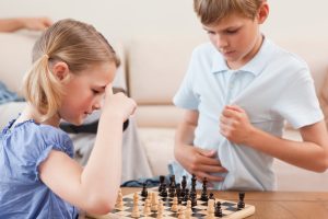 В чем польза шахмат для ребенка? Дети играют в шахматы