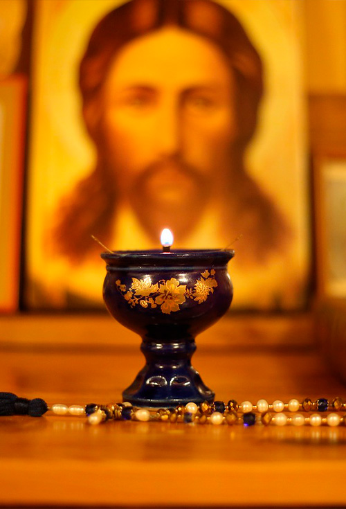 Теплится лампада, свет свечи весёлый