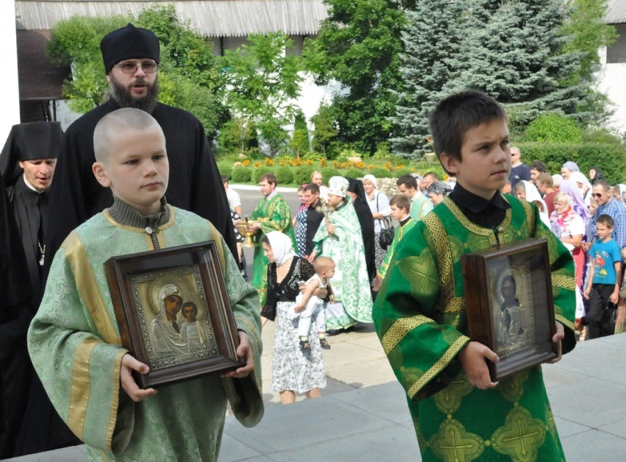 Мальчик в монастыре. Благослови Владыко стихарь. Аньшаков Дмитрий Уварово Православие стихарь алтарник. Сайт братия алтарники. Стихарь для мальчика.