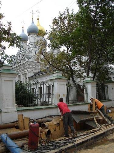 На Ордынке возле храма.jpg