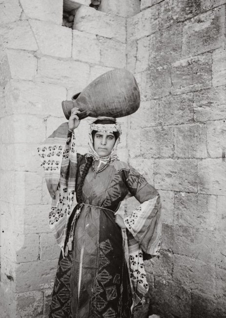 Назарет. Женщина в праздничном костюме. нач 20 века.jpg