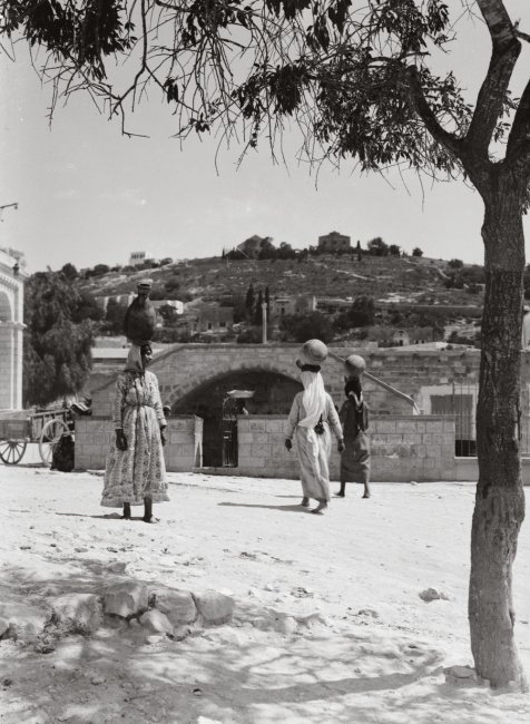 Назарет. Женщины идут за водой на источник Девы. 30-е годы 20 века.jpg