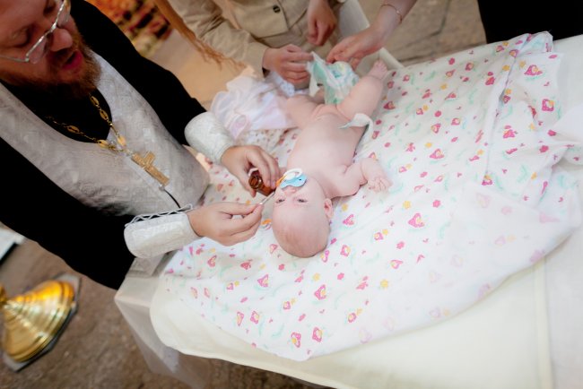 Можно ли выложить фото ребенка. Крестят новорожденного ребенка. Крестины малыша в реанимации. Крещение новорожденного ребенка.