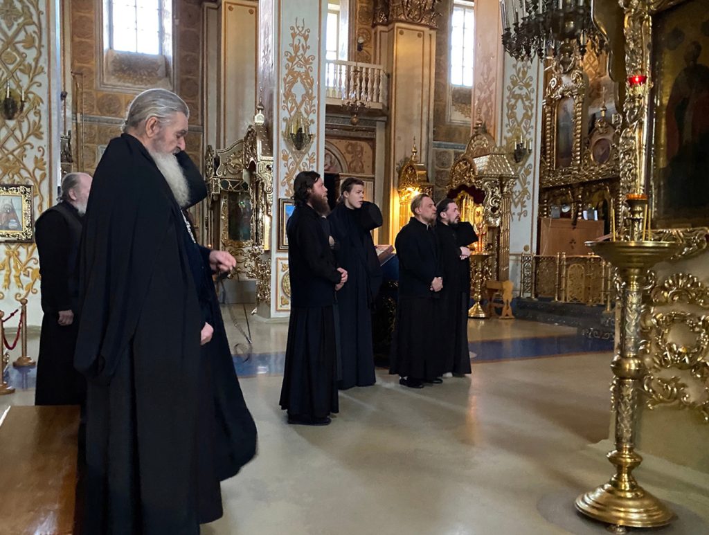 В соборе в честь иконы Божией Матери «Грузинской» братия Раифского монастыря совершают утреннее молитвенное правило. Фото: ВК Раифский Богородицкий мужской монастырь