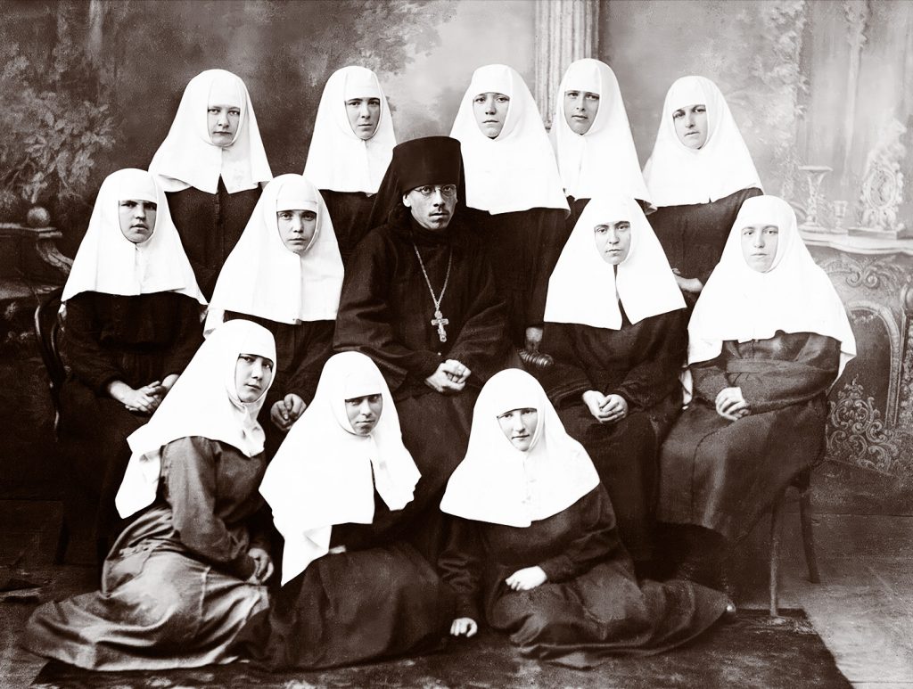 Иеромонах Варлаам (Сацердотский) с братчицами. 19 ноября 1926. В среднем сряду первая справа Анна Васильевна Куракина (в замужестве Кошкина).