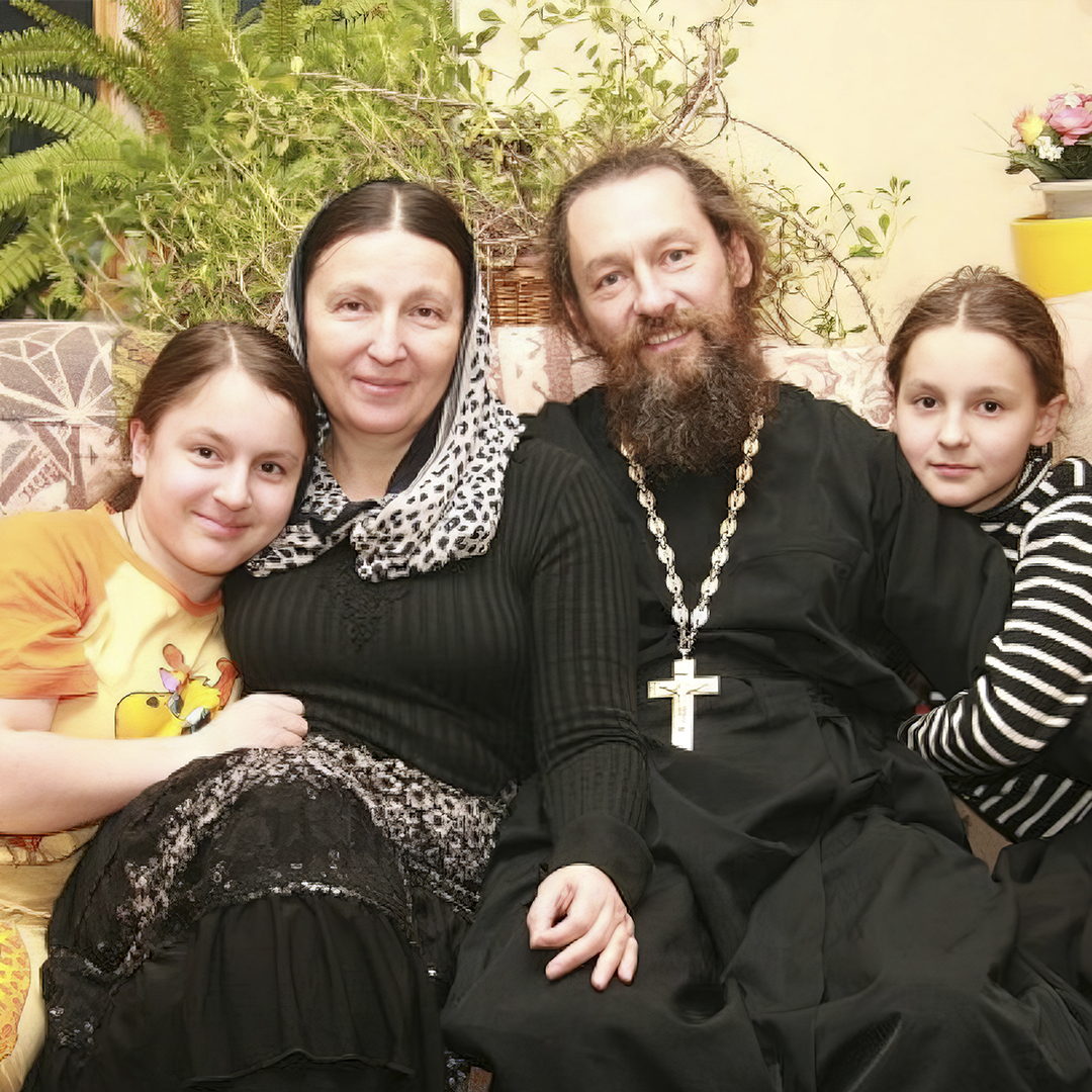 Гирлянда добрых дел и любимый акафист: традиции праздника Рождества Христова в многодетной семье священника