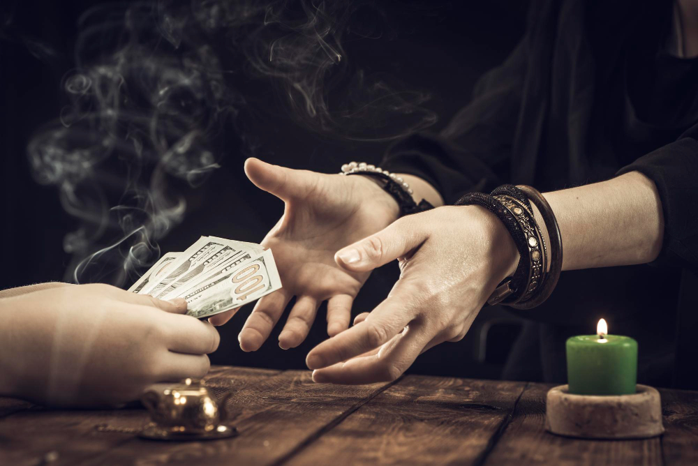 Медиумы и экстрасенсы – сплошное разорение