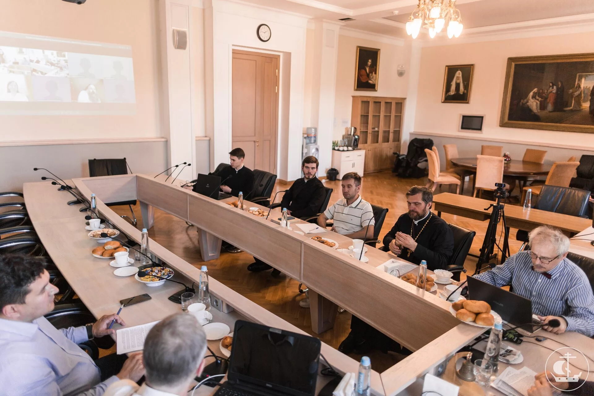 В Санкт-Петербургской духовной академии прошел круглый стол, посвященный принципам состязательности и обвинительности в церковном судопроизводстве