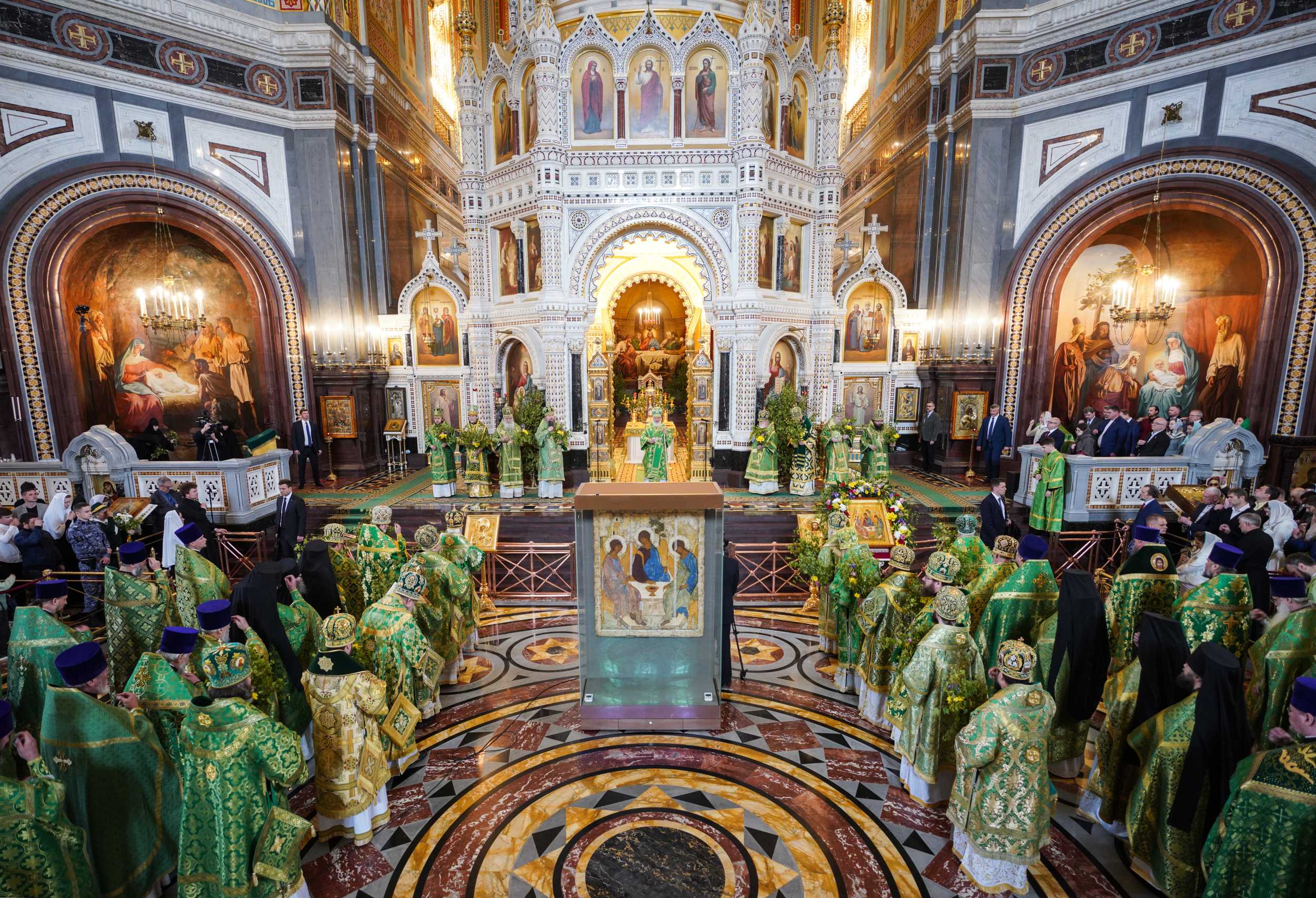 Литургия в Храме Христа Спасителя