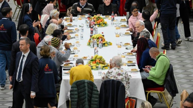 Кардинал Краевский ответил на заявления о том, что трансгендеров намеренно не пустили за стол Папы Льва XIV