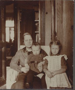 Зинаида Неофитовна с детьми