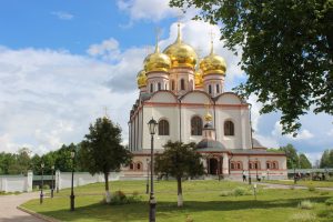 Паломничество в Валдайский Иверский монастырь - Азбука веры Вид из такси на монастырь